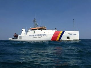 Nava-pe-care-a-urcat-Basescu-saptamana-trecuta--asigurata-de-Garda-de-Coasta